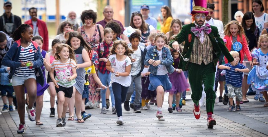 Alice in Wonderland by Royal Opera House performed at Appetite Big Feast 17 - Parliament Square (Image courtesy of Clara Lou Photography)14