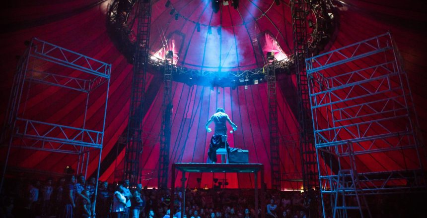 Bianco by NoFit State Circus in 2013 (Credit Andrew Billington Photography)